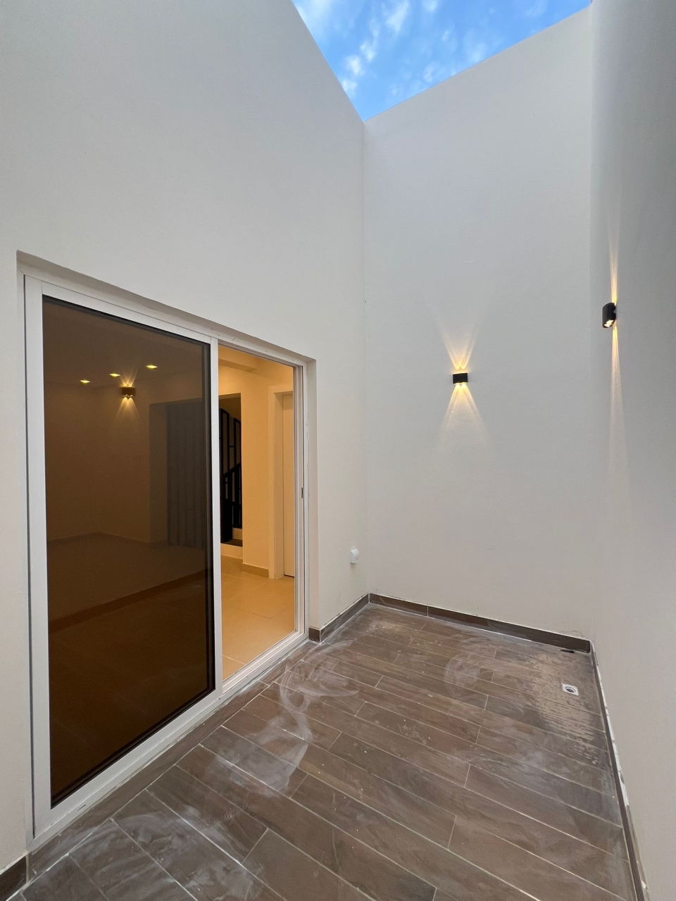 property 5210 image 0