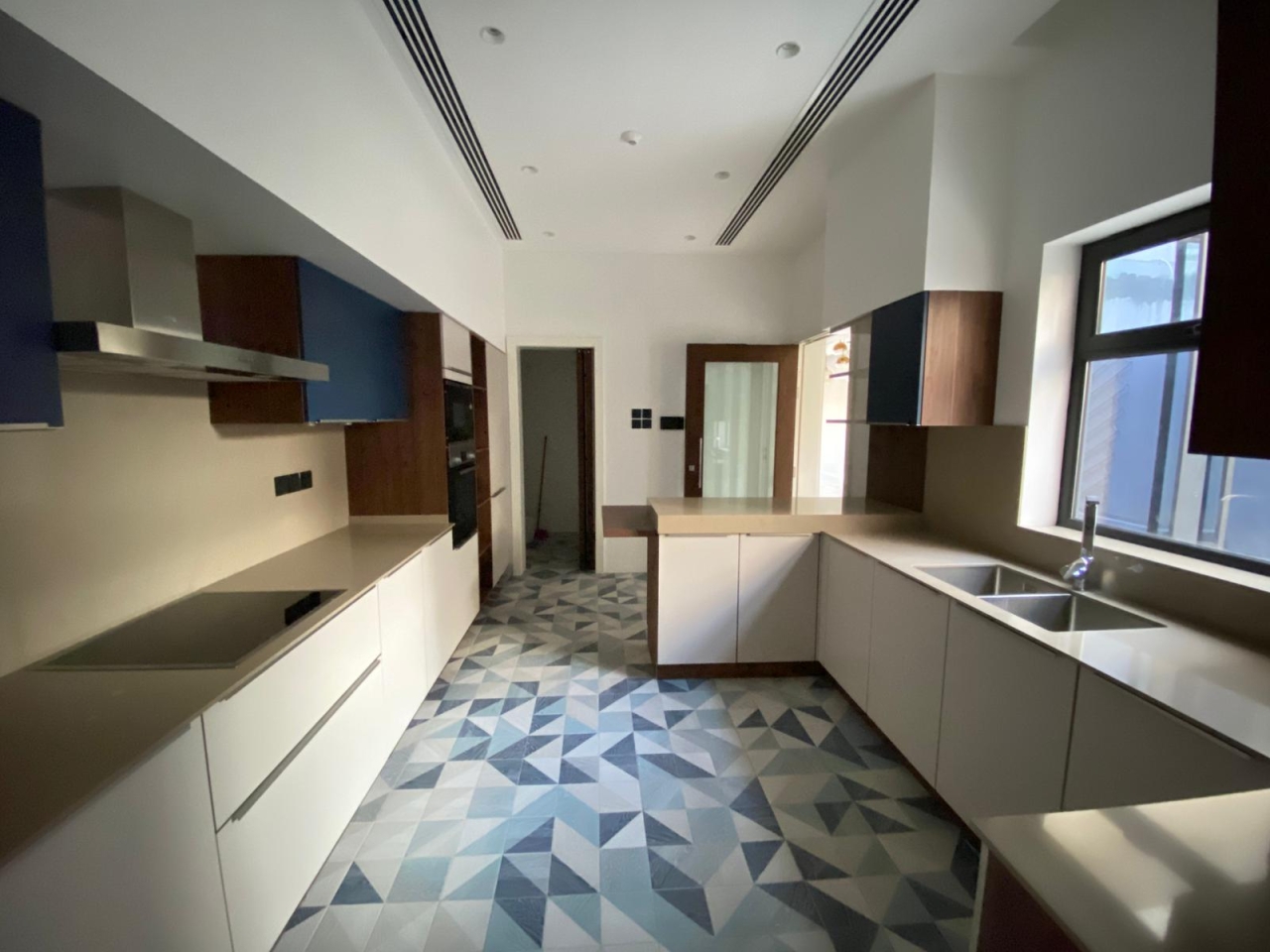 property 5637 image 0